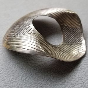 Dynamic vintage dimensional silver wave hoop brooch/pin